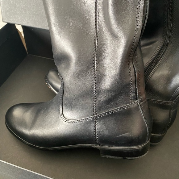 Gently used Kenneth Cole knee high boot. Comfortably fits an 14’ calf. - Picture 8 of 9